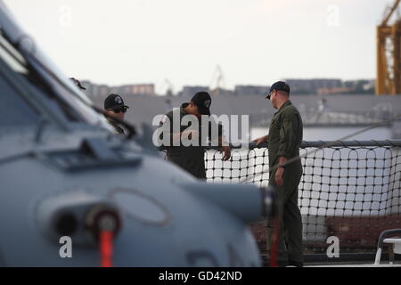 Gdynia, Polonia 12th, Luglio 2016 US Navy Ship USS Mount Whitney (LCC-20), un Blue Ridge classe nave di comando, visite al porto di Gdynia per una porta di routine visita. La nave con i suoi 300 membri di equipaggio ha preso parte al militare internazionale di esercizio Ð BALTOPS16 nel Mar Baltico come una nave di comando. Durante la visita a Gdynia gli equipaggi che prenderanno parte a una serie di eventi della comunità e verrà riprodotto in una partita di calcio con i rappresentanti della Marina Polacca. Foto Stock