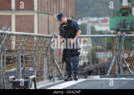 Gdynia, Polonia 12th, Luglio 2016 US Navy Ship USS Mount Whitney (LCC-20), un Blue Ridge classe nave di comando, visite al porto di Gdynia per una porta di routine visita. La nave con i suoi 300 membri di equipaggio ha preso parte al militare internazionale di esercizio Ð BALTOPS16 nel Mar Baltico come una nave di comando. Durante la visita a Gdynia gli equipaggi che prenderanno parte a una serie di eventi della comunità e verrà riprodotto in una partita di calcio con i rappresentanti della Marina Polacca. Foto Stock