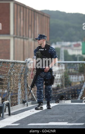 Gdynia, Polonia 12th, Luglio 2016 US Navy Ship USS Mount Whitney (LCC-20), un Blue Ridge classe nave di comando, visite al porto di Gdynia per una porta di routine visita. La nave con i suoi 300 membri di equipaggio ha preso parte al militare internazionale di esercizio Ð BALTOPS16 nel Mar Baltico come una nave di comando. Durante la visita a Gdynia gli equipaggi che prenderanno parte a una serie di eventi della comunità e verrà riprodotto in una partita di calcio con i rappresentanti della Marina Polacca. Foto Stock