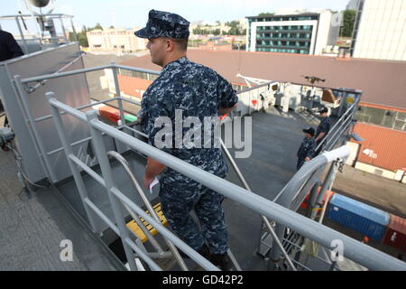 Gdynia, Polonia 12th, Luglio 2016 US Navy Ship USS Mount Whitney (LCC-20), un Blue Ridge classe nave di comando, visite al porto di Gdynia per una porta di routine visita. La nave con i suoi 300 membri di equipaggio ha preso parte al militare internazionale di esercizio Ð BALTOPS16 nel Mar Baltico come una nave di comando. Durante la visita a Gdynia gli equipaggi che prenderanno parte a una serie di eventi della comunità e verrà riprodotto in una partita di calcio con i rappresentanti della Marina Polacca. Foto Stock