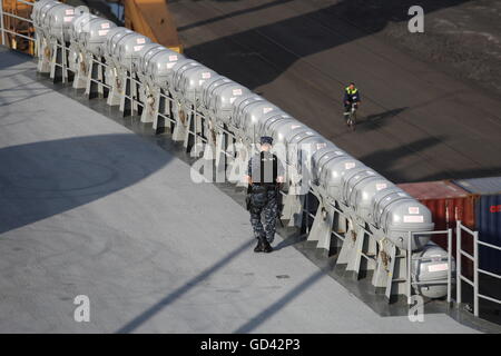 Gdynia, Polonia 12th, Luglio 2016 US Navy Ship USS Mount Whitney (LCC-20), un Blue Ridge classe nave di comando, visite al porto di Gdynia per una porta di routine visita. La nave con i suoi 300 membri di equipaggio ha preso parte al militare internazionale di esercizio Ð BALTOPS16 nel Mar Baltico come una nave di comando. Durante la visita a Gdynia gli equipaggi che prenderanno parte a una serie di eventi della comunità e verrà riprodotto in una partita di calcio con i rappresentanti della Marina Polacca. Foto Stock