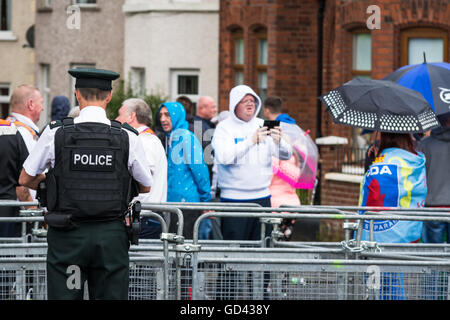 Belfast, Regno Unito. 12 Luglio, 2016. Fotografie da oggi il dodicesimo di luglio orgoglio dei lealisti Ardoyne marzo che è stata arrestata a Woodvale Road da grandi forze di polizia op. Credito: Fotografia DMc/Alamy Live News Foto Stock