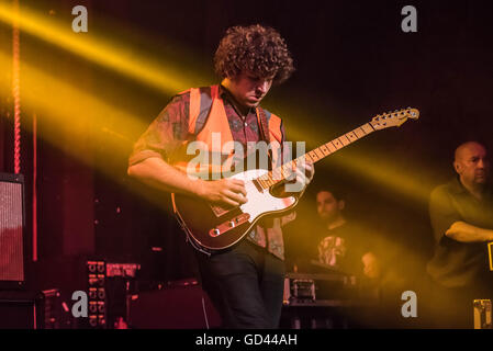 Londra, Regno Unito. 12 Luglio, 2016. Elvis Kheun di Fidlar esegue sul palco a Brixton elettrico sulla luglio 12, 2016 a Londra, Inghilterra. Credito: Michael Jamison/Alamy Live News Foto Stock