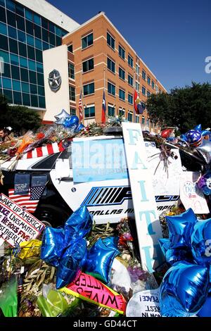 Dallas, Texas, Stati Uniti d'America. 12 Luglio, 2016. Un memoriale continua a crescere nella parte anteriore del quartier generale della polizia di Lunedì 11 Luglio, 2016 a Dallas. Cinque poliziotti sono stati uccisi il 7 luglio quando un cecchino ha aperto il fuoco durante una manifestazione di protesta nel centro di Dallas. Credito: Kevin Bartram/Alamy Live News Foto Stock