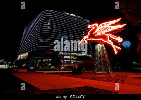 Dallas, Texas, Stati Uniti d'America. 12 Luglio, 2016. Luci blu coprire l'hotel Omni e Reunion Tower lunedì 11 luglio, 2016 a Dallas. Cinque poliziotti sono stati uccisi il 7 luglio quando un cecchino ha aperto il fuoco durante una manifestazione di protesta nel centro di Dallas. Credito: Kevin Bartram/Alamy Live News Foto Stock