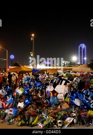 Dallas, Texas, Stati Uniti d'America. 12 Luglio, 2016. Un memoriale cresce nella parte anteriore del Dallas Questura il lunedì 11 luglio, 2016 a Dallas. Cinque poliziotti sono stati uccisi il 7 luglio quando un cecchino ha aperto il fuoco durante una manifestazione di protesta nel centro di Dallas. Credito: Kevin Bartram/Alamy Live News Foto Stock