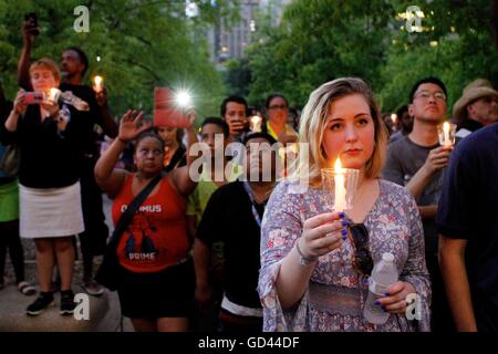 Dallas, Texas, Stati Uniti d'America. 12 Luglio, 2016. Le candele sono tenuti durante una veglia presso il municipio il lunedì 11 luglio, 2016 a Dallas. Cinque poliziotti sono stati uccisi il 7 luglio quando un cecchino ha aperto il fuoco durante una manifestazione di protesta nel centro di Dallas. Credito: Kevin Bartram/Alamy Live News Foto Stock