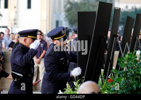 Dallas, Texas, Stati Uniti d'America. 12 Luglio, 2016. Fotografie di cinque cadaveri ufficiali sono visualizzati in una veglia il lunedì 11 luglio, 2016 a Dallas. Cinque poliziotti sono stati uccisi il 7 luglio quando un cecchino ha aperto il fuoco durante una manifestazione di protesta nel centro di Dallas. Credito: Kevin Bartram/Alamy Live News Foto Stock