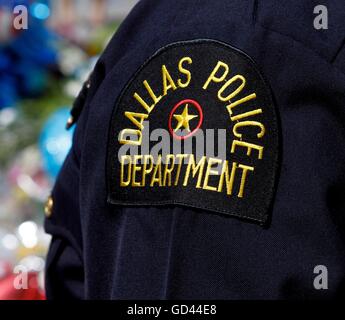 Dallas, Texas, Stati Uniti d'America. 12 Luglio, 2016. Un funzionario di polizia della patch è mostrato il lunedì 11 luglio, 2016 a Dallas. Cinque poliziotti sono stati uccisi il 7 luglio quando un cecchino ha aperto il fuoco durante una manifestazione di protesta nel centro di Dallas. Credito: Kevin Bartram/Alamy Live News Foto Stock