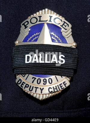 Dallas, Texas, Stati Uniti d'America. 12 Luglio, 2016. Un funzionario di polizia del badge è mostrato il lunedì 11 luglio, 2016 a Dallas. Cinque poliziotti sono stati uccisi il 7 luglio quando un cecchino ha aperto il fuoco durante una manifestazione di protesta nel centro di Dallas. Credito: Kevin Bartram/Alamy Live News Foto Stock