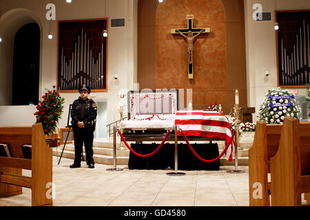 Dallas, Texas, Stati Uniti d'America. 12 Luglio, 2016. Un funzionario di lone si erge a guardia del corpo di Dallas del Dipartimento di Polizia di Sgt. Michael Smith a seguito di una pubblica la visitazione di Maria Immacolata chiesa cattolica a Farmers Branch Martedì, Luglio 7, 2016. Smith è stato uno dei cinque ufficiali ucciso da un cecchino in luglio 7. Credito: Kevin Bartram/Alamy Live News Foto Stock