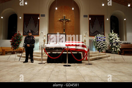 Dallas, Texas, Stati Uniti d'America. 12 Luglio, 2016. Un funzionario di lone si erge a guardia del corpo di Dallas del Dipartimento di Polizia di Sgt. Michael Smith a seguito di una pubblica la visitazione di Maria Immacolata chiesa cattolica a Farmers Branch Martedì, Luglio 7, 2016. Smith è stato uno dei cinque ufficiali ucciso da un cecchino in luglio 7. Credito: Kevin Bartram/Alamy Live News Foto Stock