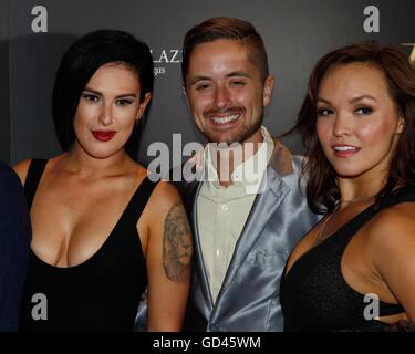 Las Vegas, NV, Stati Uniti d'America. 12 Luglio, 2016. Rumer Willis, Pip Arnold, Brittany Cherry presso gli arrivi per il BAZ - stella attraversato amore celebrazione di apertura, il Palazzo del Teatro, Las Vegas NV, luglio 12, 2016. Credito: James Atoa/Everett raccolta/Alamy Live News Foto Stock