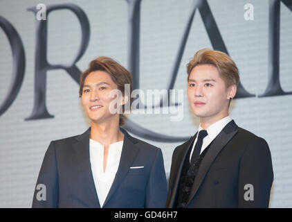 Parco e Eun-Tae Jun-Su(JYJ), 11 lug 2016 : Kim Junsu e sud coreano attore musicale Park Eun-tae (L) pongono nel corso di una conferenza stampa per la promozione di un nuovo musical 'Dorian grigio' a Seul, in Corea del Sud. Il musical è basato su Oscar Wilde del romanzo "L'immagine di Dorian Gray' e Junsu svolgeranno il ruolo di piombo Dorian Gray. Il creative musical sarà aperto a Seongnam Arts Center Opera House in Corea del Sud il 3 settembre 2016. © Lee Jae- vinto/AFLO/Alamy Live News Foto Stock