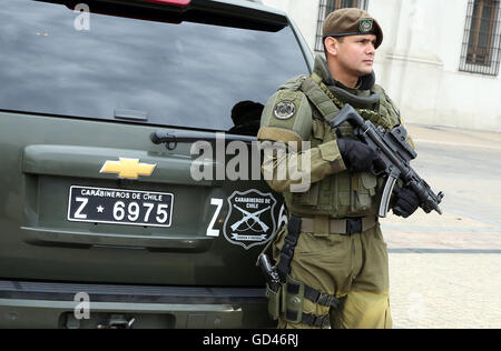 Azione speciale forze dell'esercito cileno fissare la visita del presidente tedesco Joachim Gauck davanti al presient's Palace in Santiago de Cile, Cile, 12 luglio 2017. Il capo dello stato tedesco è su un periodo di sette giorni di visita al CHule e Uruguay. Foto: Wolfgang Kumm/dpa Foto Stock