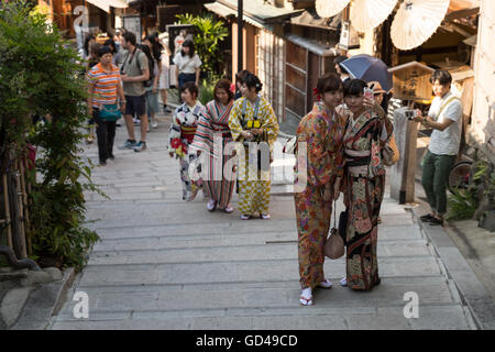 Visualizza in basso su una delle più famose strade del quartiere di higashiyama città vecchia di Kyoto. Foto Stock