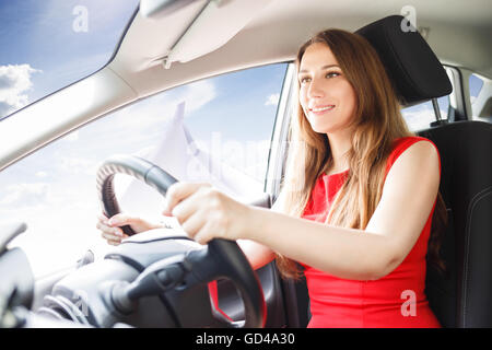 Giovane donna fiducioso il pilotaggio piccoli velivoli a getto auto. In futuro il concetto di trasporto Foto Stock