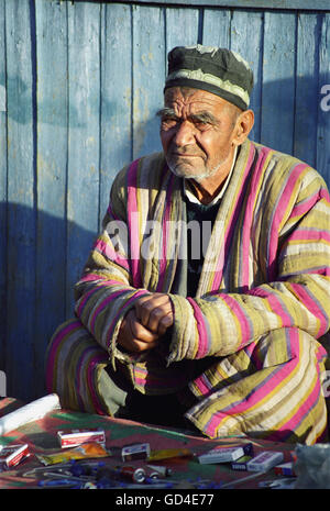 Un uomo in abiti tradizionali Foto Stock