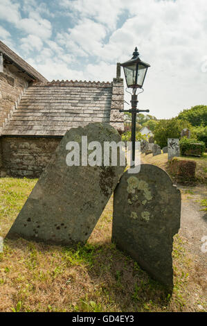 Due antiche tombe nella cementry di st. Ildierna, Lansallos, Cornwall, Regno Unito. Foto Stock