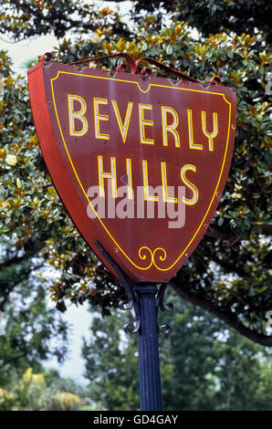 Entrata nella famosa città della California di Beverly Hills è segnato da questo originale gres-metallo città limiti segno che presenta il sigillo ufficiale di Beverly Hills. Situato nella contea di Los Angeles, i ricchi comunità è stata per lungo tempo la casa di molti televisione e stelle del cinema e di altre celebrità. Foto Stock