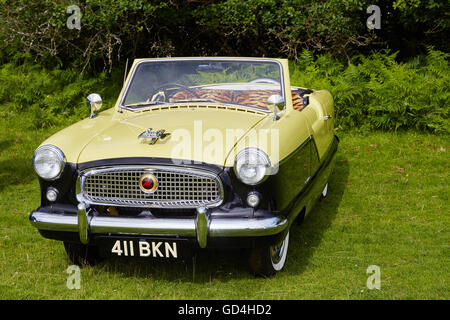 Una Austin Metropolitan 1957 espone a un classico auto show al Llancaiach Fawr Manor, Wales, Regno Unito. Foto Stock