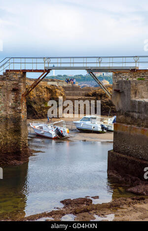 Biarritz a bassa marea, Port des pecheurs, Pays Basque, Francia Foto Stock