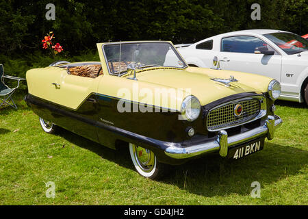 Una Austin Metropolitan 1957 espone a un classico auto show al Llancaiach Fawr Manor, Wales, Regno Unito. Foto Stock