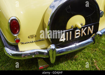 Una Austin Metropolitan 1957 espone a un classico auto show al Llancaiach Fawr Manor, Wales, Regno Unito. Foto Stock