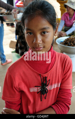 Ragazza con tarantola ragno, road-mercati laterale vicino a Siam Reap, Cambogia. Foto Stock