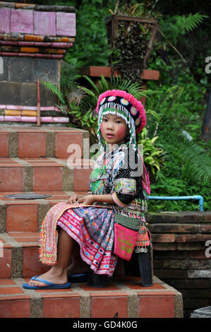 Ragazza vestita in tradizionale della tribù della collina di abbigliamento, tempio Doi Suthep, Chiang Mai. Foto Stock