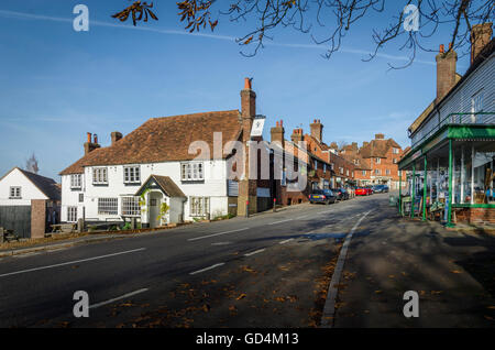 Street view del grazioso villaggio di Goudhurst, Kent, Regno Unito Foto Stock