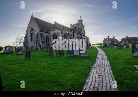 Chiesa di Santa Maria nel grazioso villaggio di Goudhurst, Kent, Regno Unito Foto Stock