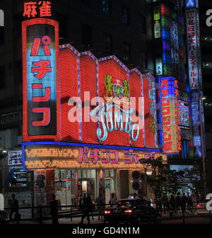 Pachinko shop in Shinjuku Tokyo Giappone. Foto Stock