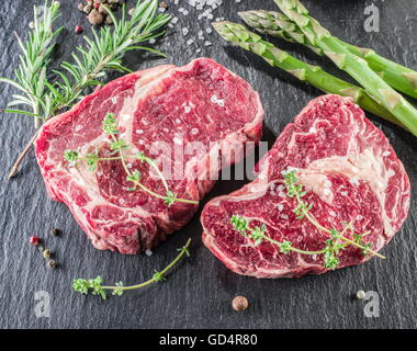 Costata di manzo con spezie su sfondo nero. Foto Stock