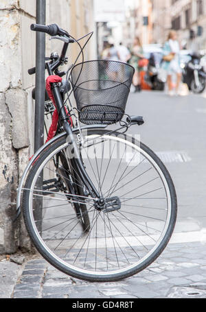 In bicicletta in città. Ambientalmente sicuro trasporto. Foto Stock