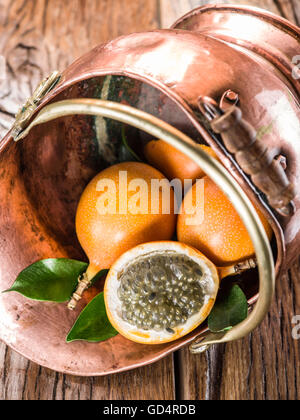 Granadilla frutti nella benna bruzen. Foto Stock