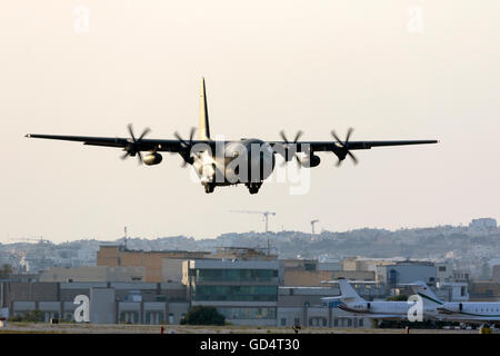 Royal Air Force (RAF) Lockheed Hercules C.4 [ZH878] in arrivo la sera per tecniche di arresto. Foto Stock