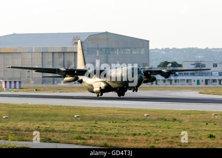 Royal Air Force (RAF) Lockheed Hercules C.4 [ZH878] in arrivo la sera per tecniche di arresto. Foto Stock