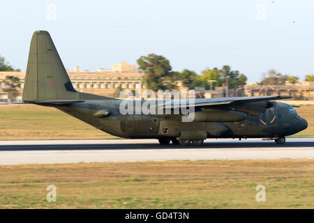 Royal Air Force (RAF) Lockheed Hercules C.4 [ZH878] in arrivo la sera per tecniche di arresto. Foto Stock