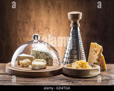 Varietà di formaggi su una tavola di legno. Foto Stock