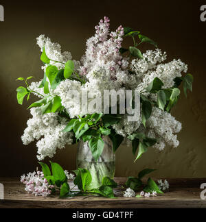 Bouquet lilla sul tavolo di legno. Foto Stock