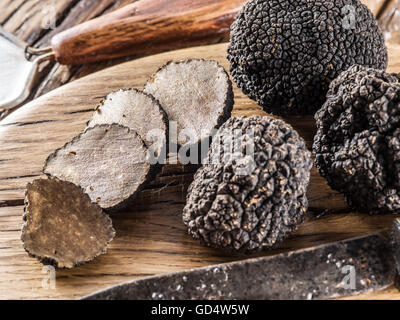 Tartufo nero sul vecchio tavolo in legno. Foto Stock