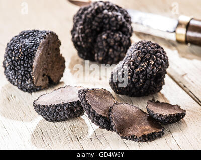 Tartufo nero sul vecchio tavolo in legno. Foto Stock