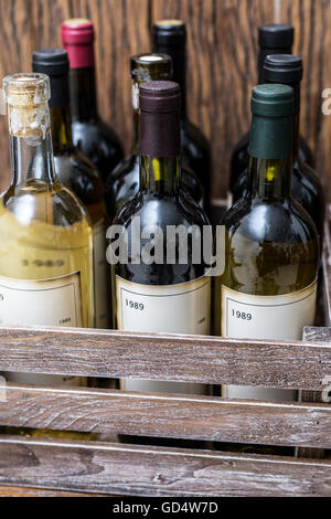 Vecchie bottiglie di vino in una cassa di legno. Foto Stock