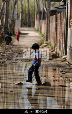 Due ragazzi del Kashmir la riproduzione Foto Stock