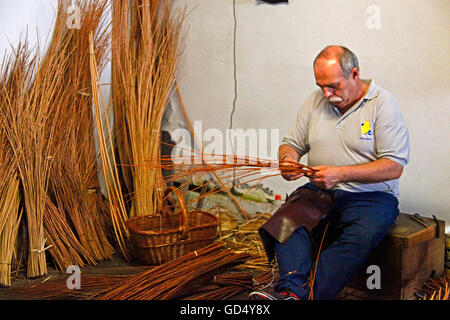 Cesto-maker, Camacha, Isola di Madeira, Portogallo Foto Stock