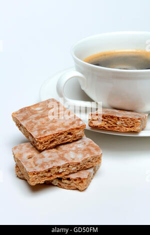 Basler Leckerli, Basler Leckerli mit Tasse Kaffee, Lackerli, Läckerli, Pfefferkuchen Foto Stock