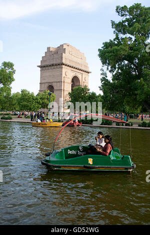 I turisti in barca nei pressi di India Gate Foto Stock