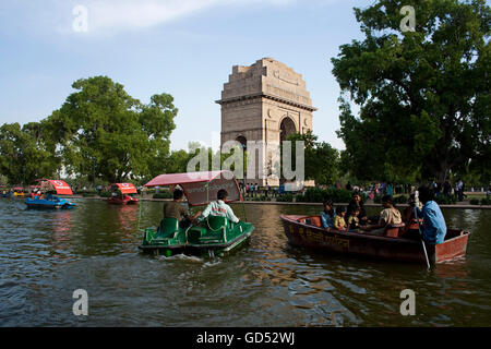 I visitatori in barca nei pressi di India Gate Foto Stock