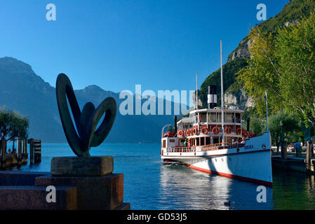 Hafen, Riva del Garda mit Ausflugsschiff, gardasee, Garda-See, Trentino, Provinz Trient, Italien Foto Stock